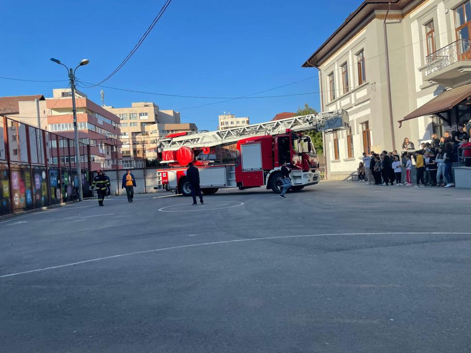 Acțiune inedită a pompierilor de la ISU Gorj. Elevii i-au chemat să salveze un porumbel prins pe acoperișul școlii lor 795976