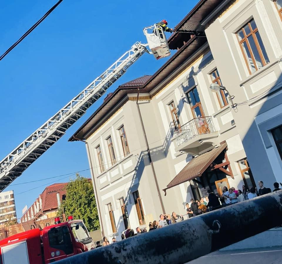 Acțiune inedită a pompierilor de la ISU Gorj. Elevii i-au chemat să salveze un porumbel prins pe acoperișul școlii lor 795977