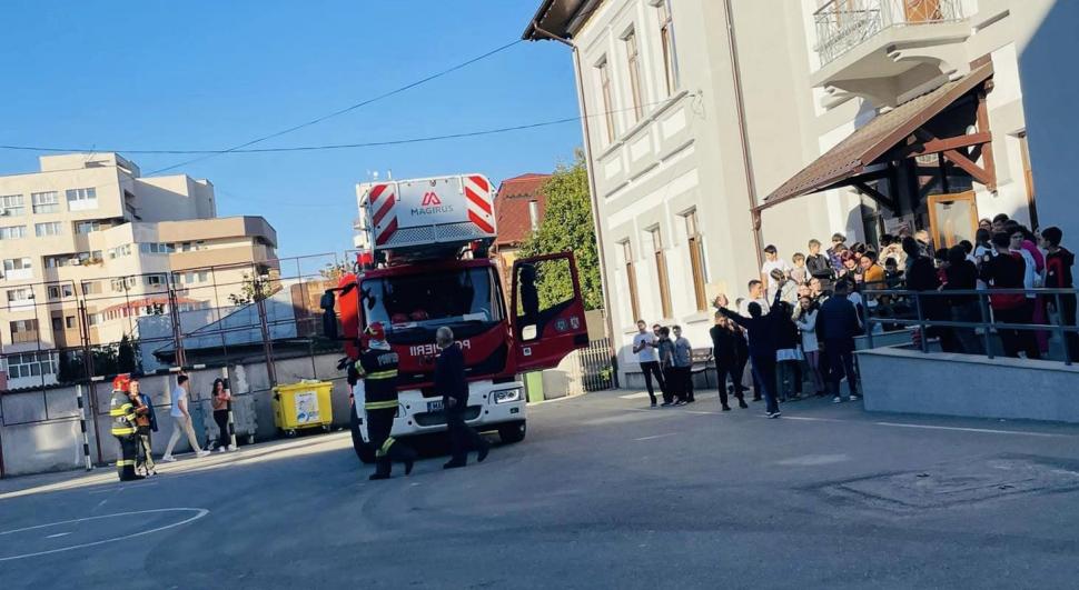 Acțiune inedită a pompierilor de la ISU Gorj. Elevii i-au chemat să salveze un porumbel prins pe acoperișul școlii lor 795979