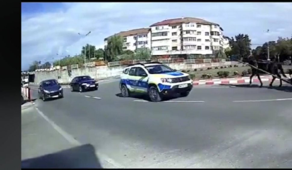 Momentul în care o căruță a intrat pe contrasens în giratoriu, chiar pe lângă mașina de poliție, în Focșani. Ce a pățit "șoferul"