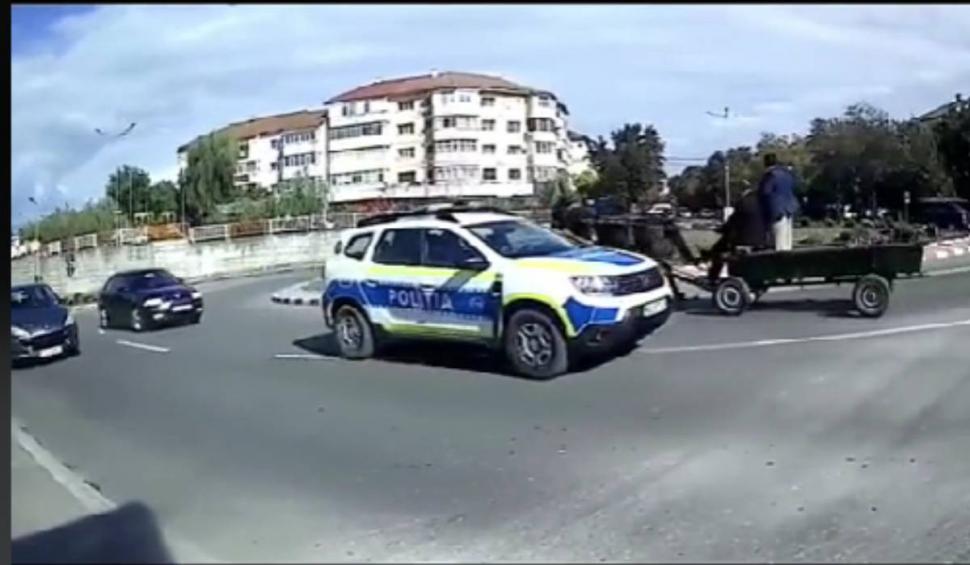 Momentul în care o căruță a intrat pe contrasens în giratoriu, chiar pe lângă mașina de poliție, în Focșani. Ce a pățit "șoferul" 796014