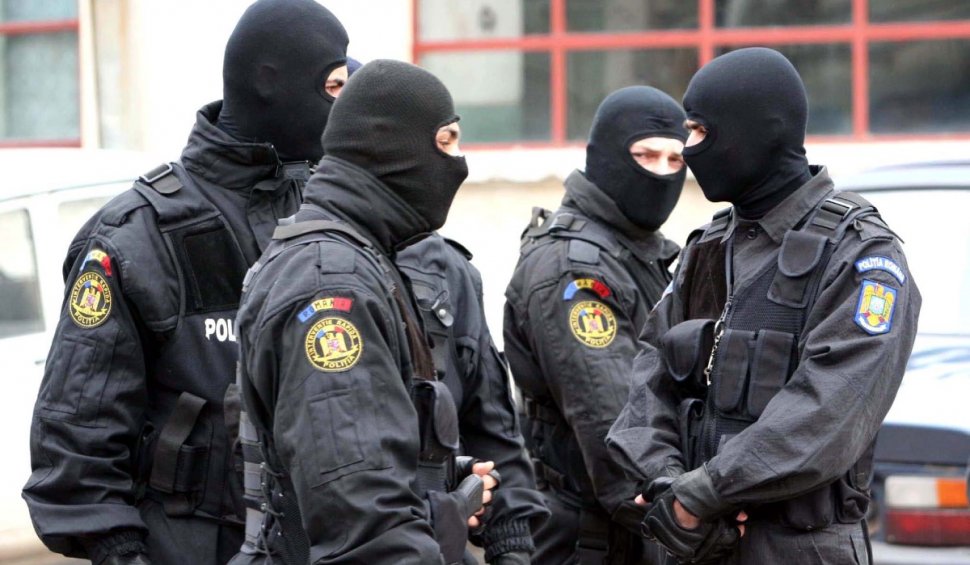 Tânăr din București, săltat de mascați după ce intrat cu cagulă și pistol într-o benzinărie din Sectorul 2 ca să fure