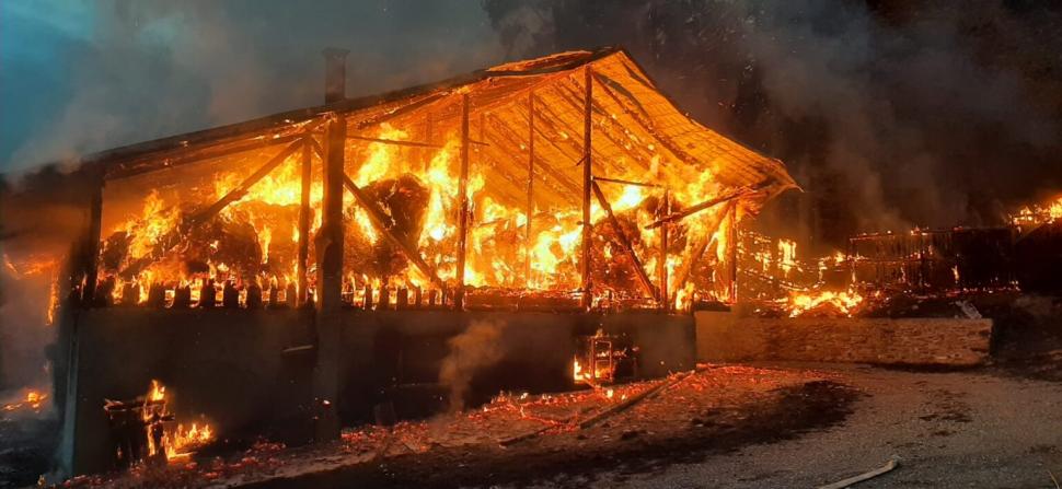 Incendiu la o anexă a Mănăstirii Bistrița din Neamţ. Pompierii au luptat 18 ore cu flăcările 796249
