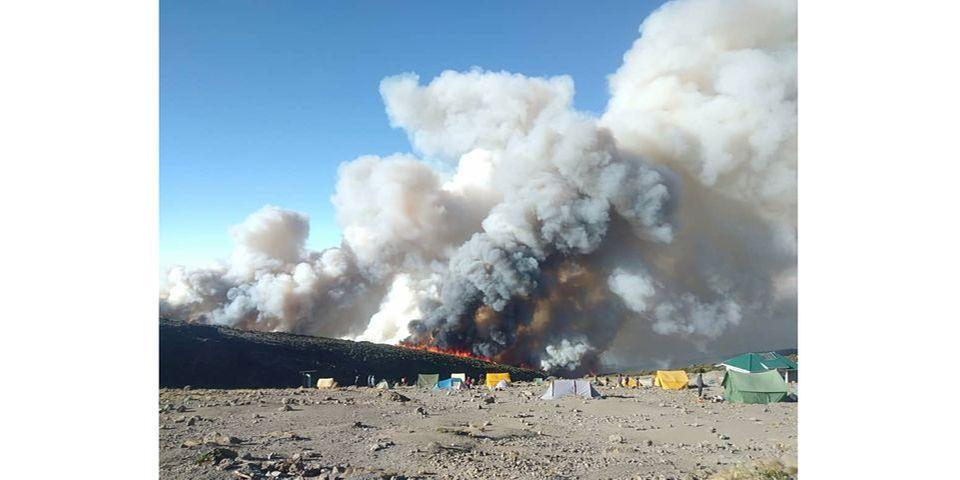 Incendiu uriaș în Kilimanjaro. Flăcările au afectat o populară rută a alpiniștilor 796170