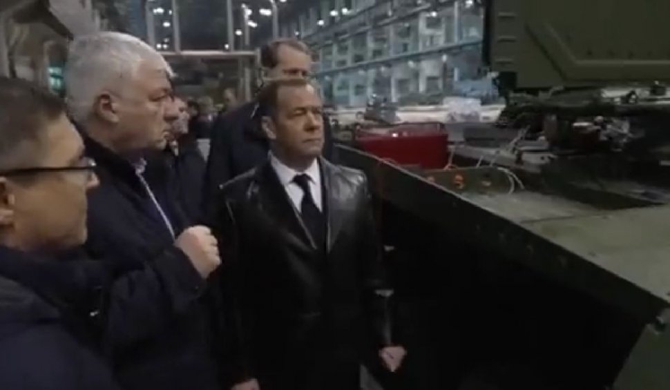 Mișcare-surpriză a lui Dmitri Medvedev, după ce Vladimir Putin a tras cu pușca în poligon | Internauții, chemați să comenteze vestimentația liderului rus