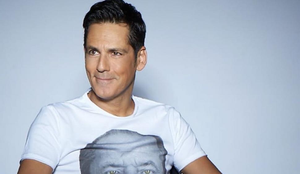 Recunoşti băieţelul din imagine? Azi e un artist complet, celebru, adorat de milioane de fane 796283