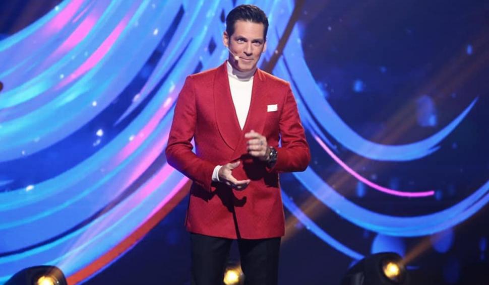 Recunoşti băieţelul din imagine? Azi e un artist complet, celebru, adorat de milioane de fane 796285