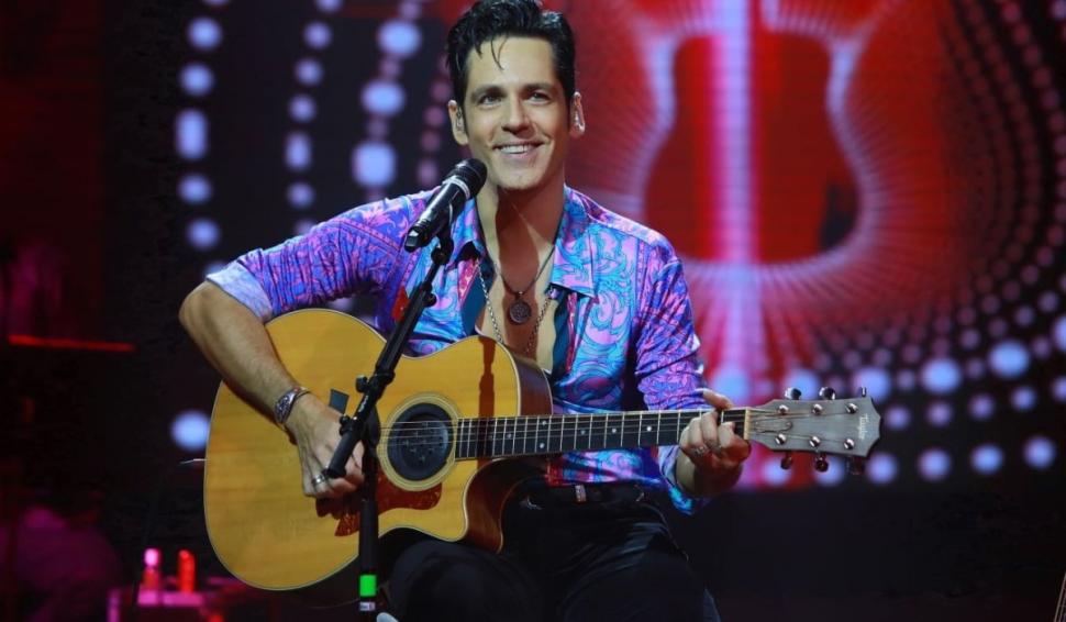 Recunoşti băieţelul din imagine? Azi e un artist complet, celebru, adorat de milioane de fane 796286