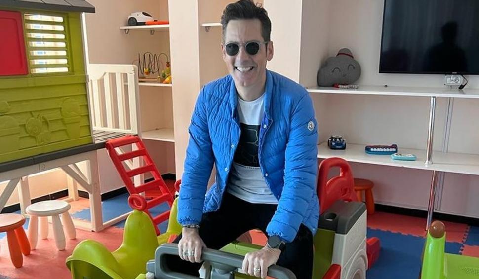 Recunoşti băieţelul din imagine? Azi e un artist complet, celebru, adorat de milioane de fane 796442