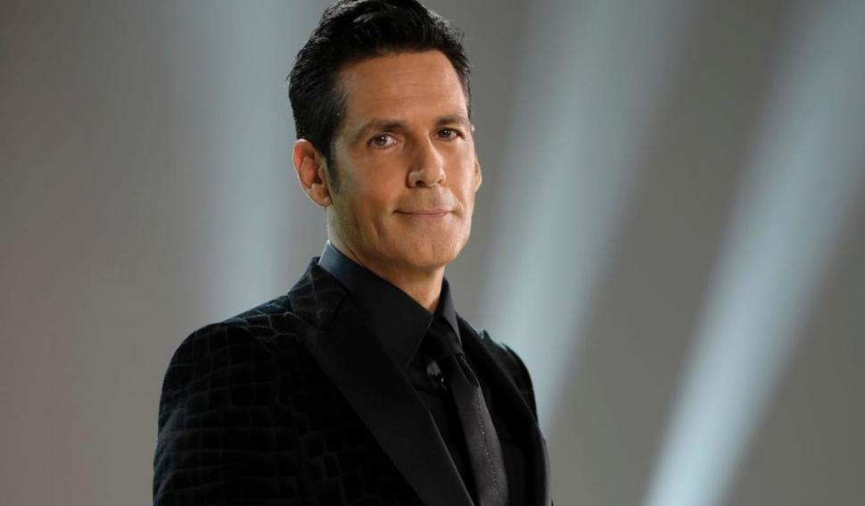 Recunoşti băieţelul din imagine? Azi e un artist complet, celebru, adorat de milioane de fane 796443