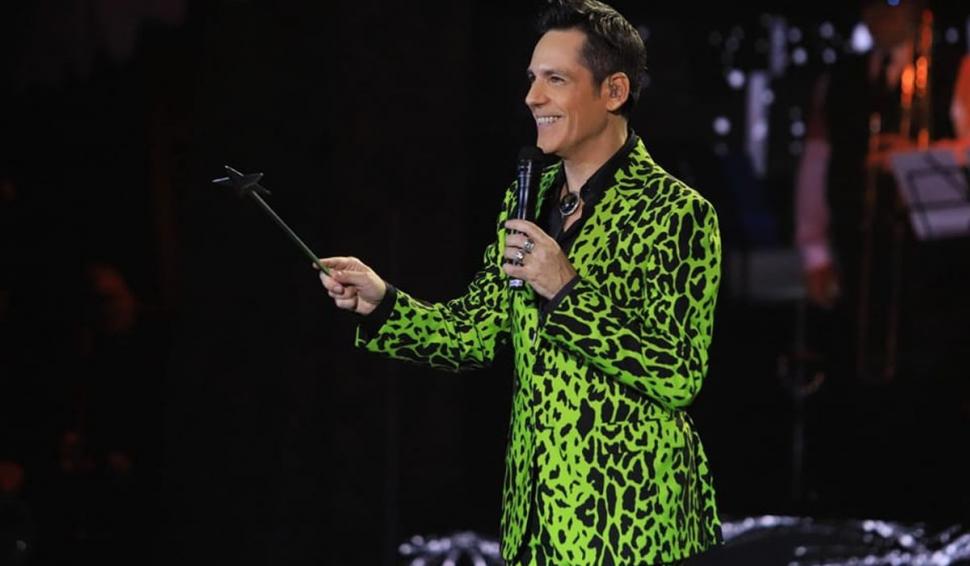 Recunoşti băieţelul din imagine? Azi e un artist complet, celebru, adorat de milioane de fane 796444