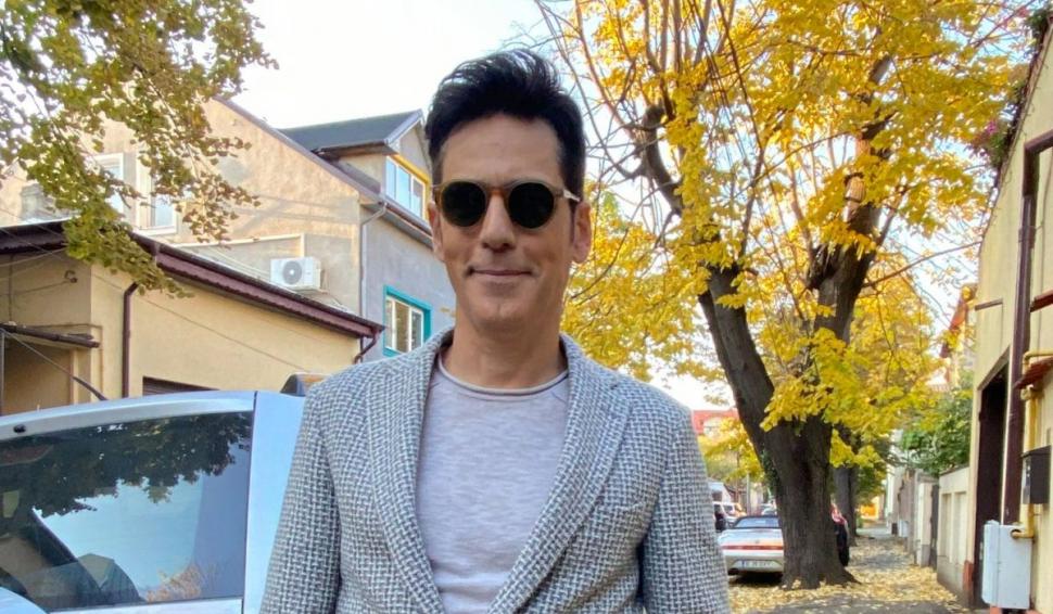 Recunoşti băieţelul din imagine? Azi e un artist complet, celebru, adorat de milioane de fane 796445