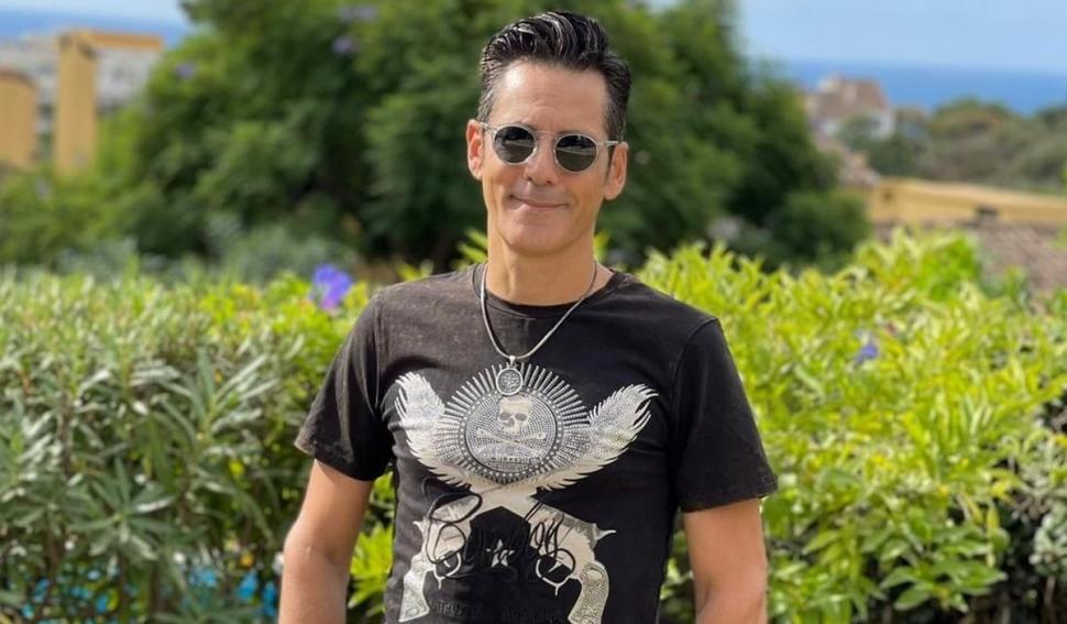 Recunoşti băieţelul din imagine? Azi e un artist complet, celebru, adorat de milioane de fane 796447