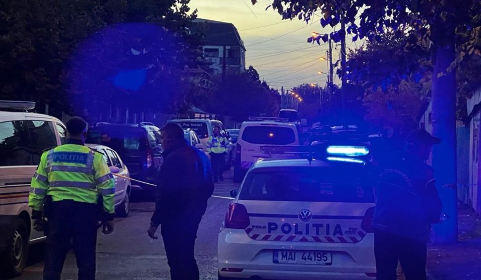 Străzi închise în Bucureşti, după ce un tânăr şi-a bătut tatăl, s-a baricadat în casă, iar când i-a văzut pe mascaţi s-a urcat pe acoperiş