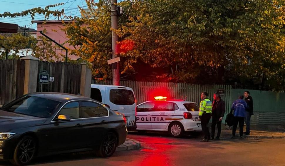 Străzi închise în Bucureşti, după ce un tânăr şi-a bătut tatăl, s-a baricadat în casă, iar când i-a văzut pe mascaţi s-a urcat pe acoperiş 796401