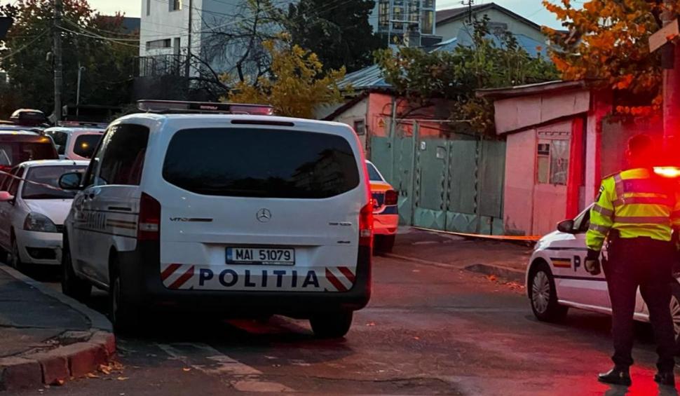 Străzi închise în Bucureşti, după ce un tânăr şi-a bătut tatăl, s-a baricadat în casă, iar când i-a văzut pe mascaţi s-a urcat pe acoperiş 796402