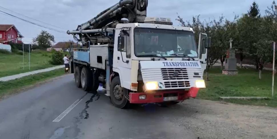 Accident tragic în judeţul Arad! Un tânăr motociclist şi-a pierdut viaţa, după ce a intrat în plin într-o betonieră 796579