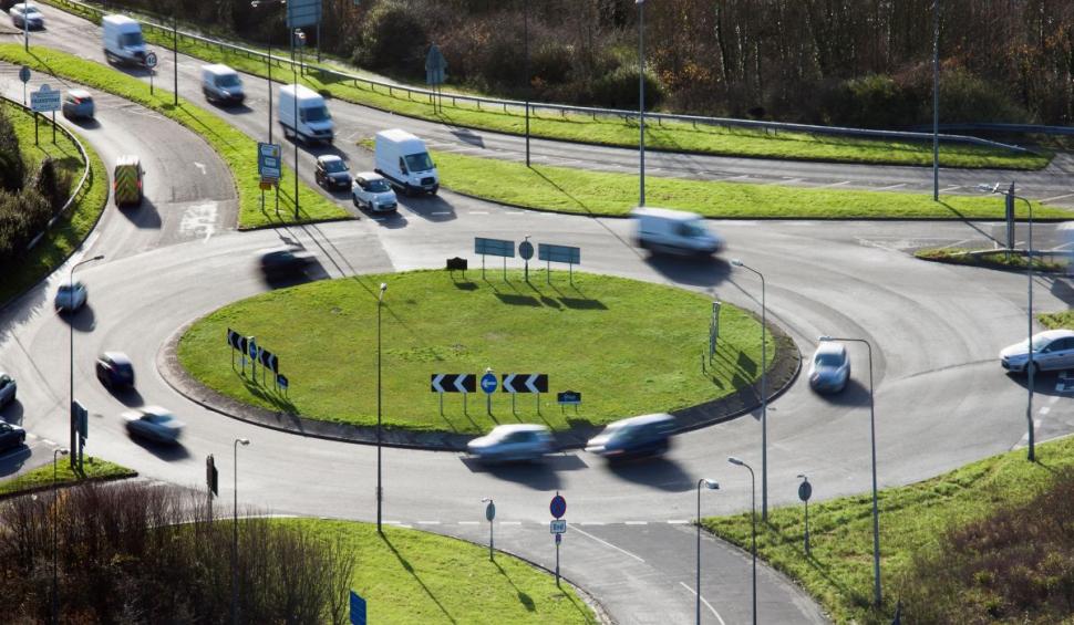 Sensul giratoriu nu va mai fi considerat intersecţie. Se schimbă regulile de circulaţie