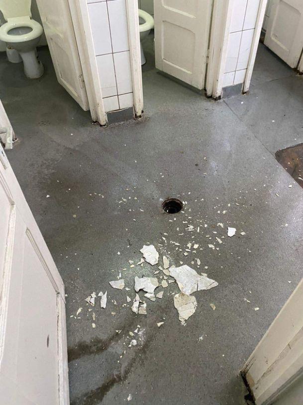 Sindicatul Europol prezintă imagini din grupurile sanitare ale Facultăţii de Jandarmi: "Scurgeri, infiltrații, igrasie, rugină, mizerie, mucegai" 796620