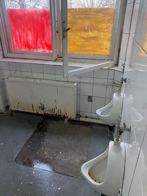 Sindicatul Europol prezintă imagini din grupurile sanitare ale Facultăţii de Jandarmi: "Scurgeri, infiltrații, igrasie, rugină, mizerie, mucegai" 796621