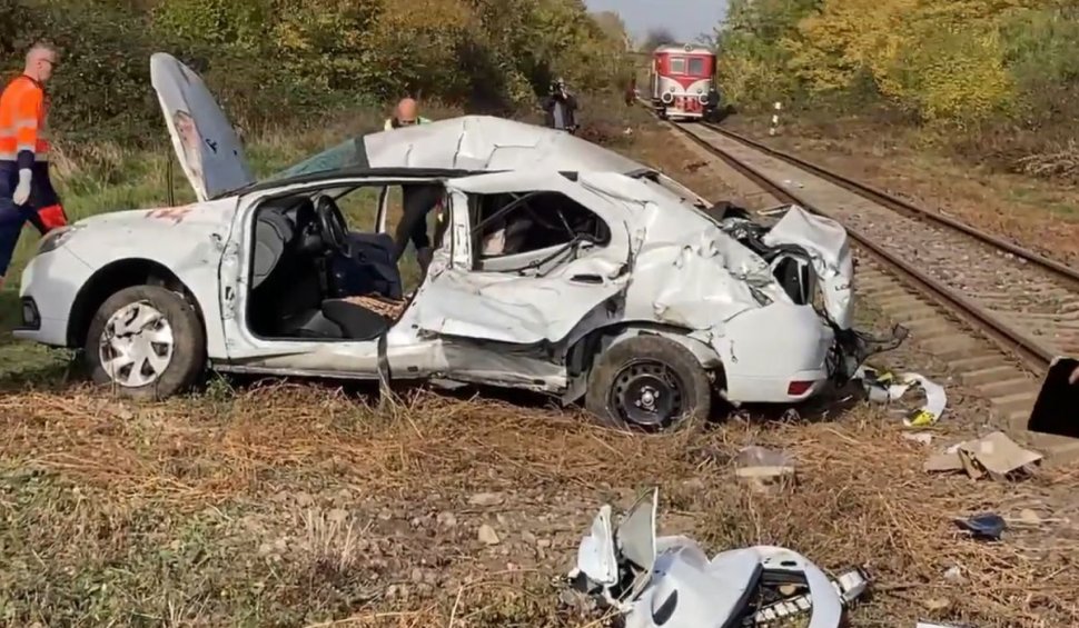 Şoferul unui Logan şi un bărbat luat la ocazie au murit pe loc într-un accident de tren, în Piteşti