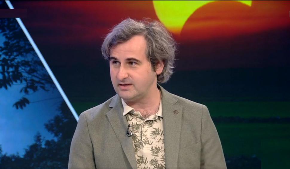 Cum ne uităm la eclipsa de soare, dacă nu avem ochelari speciali. Adrian Şonka: "Îți trebuie două coli de hârtie" 796479