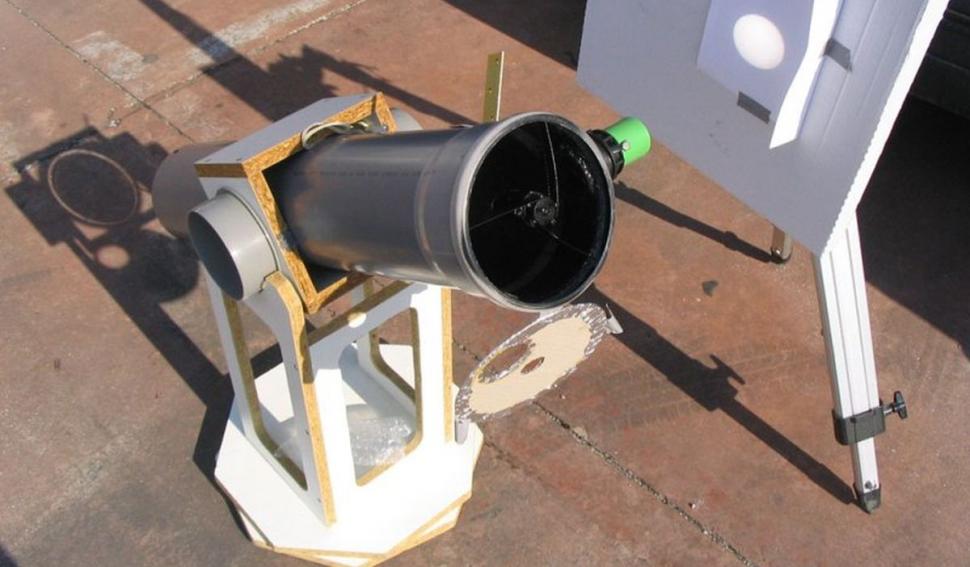 Cum ne uităm la eclipsa de soare, dacă nu avem ochelari speciali. Adrian Şonka: "Îți trebuie două coli de hârtie" 796501