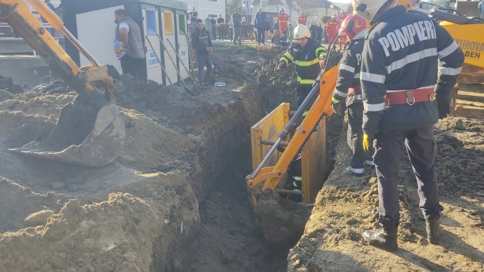 Un bărbat a murit în judeţul Cluj, după ce a fost prins sub un mal de pământ