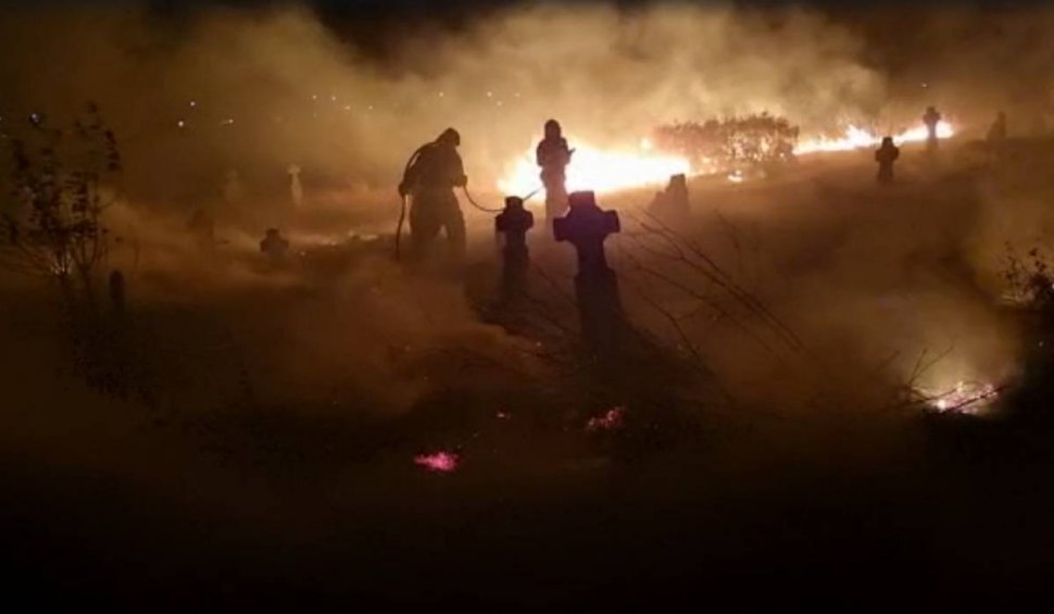Incendiu uriaș în cimitirul din Slava Rusă. Crucile și mormintele de pe trei hectare au fost cuprinse de flăcări