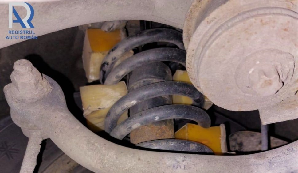 Inginerii RAR Tulcea au găsit arcuri "împănate" sub maşina unui bărbat şi l-au lăsat pe loc fără talon