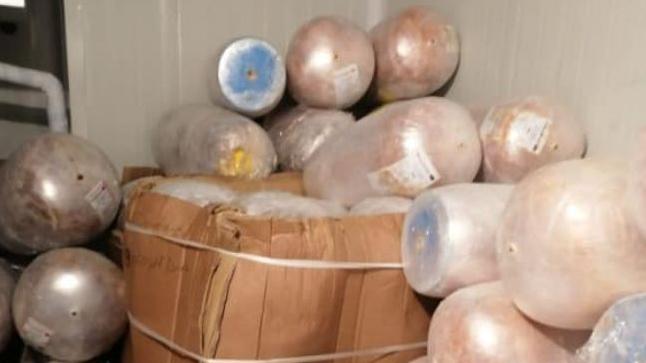 Anvelope, tomberon gunoi şi paleţi de lemn, găsite de OPC în depozitul frigorific al unui fast-food 796763