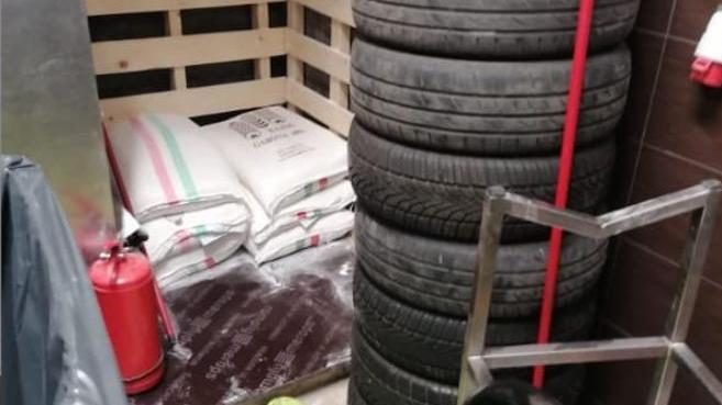 Anvelope, tomberon gunoi şi paleţi de lemn, găsite de OPC în depozitul frigorific al unui fast-food 796764