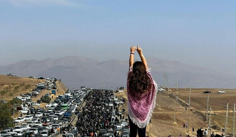 Revoltele se amplifică în Iran | Mii de oameni, în drum spre locul unde a fost înmormântată Masha Amini, tânăra ucisă în custodia autorităților