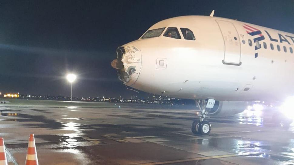 Imagini terifiante ale avionului Airbus A320 cu "nasul" distrus într-o furtună cu grindină | Pasagerii au crezut că nu mai ajung întregi la sol 797057