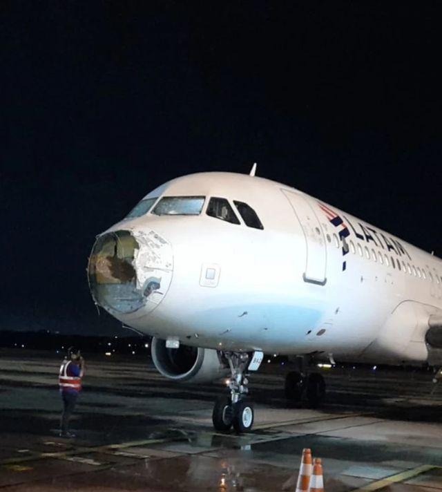 Imagini terifiante ale avionului Airbus A320 cu "nasul" distrus într-o furtună cu grindină | Pasagerii au crezut că nu mai ajung întregi la sol 797059