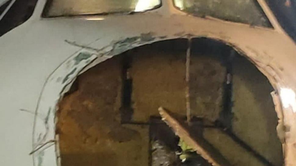 Imagini terifiante ale avionului Airbus A320 cu "nasul" distrus într-o furtună cu grindină | Pasagerii au crezut că nu mai ajung întregi la sol 797061