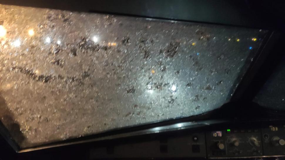 Imagini terifiante ale avionului Airbus A320 cu "nasul" distrus într-o furtună cu grindină | Pasagerii au crezut că nu mai ajung întregi la sol 797063