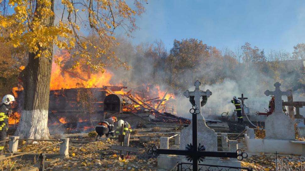 Incendiu la o biserică din Bacău! Pomperii intervin pentru a stinge flăcările 796990