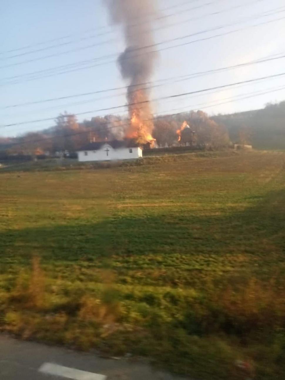 Incendiu la o biserică din Bacău! Pomperii intervin pentru a stinge flăcările 796993