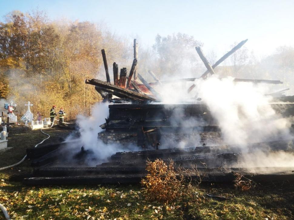 Incendiu de proporţii la o biserică veche de peste 200 de ani din Bacău 797132