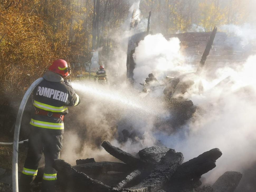 Incendiu de proporţii la o biserică veche de peste 200 de ani din Bacău 797135