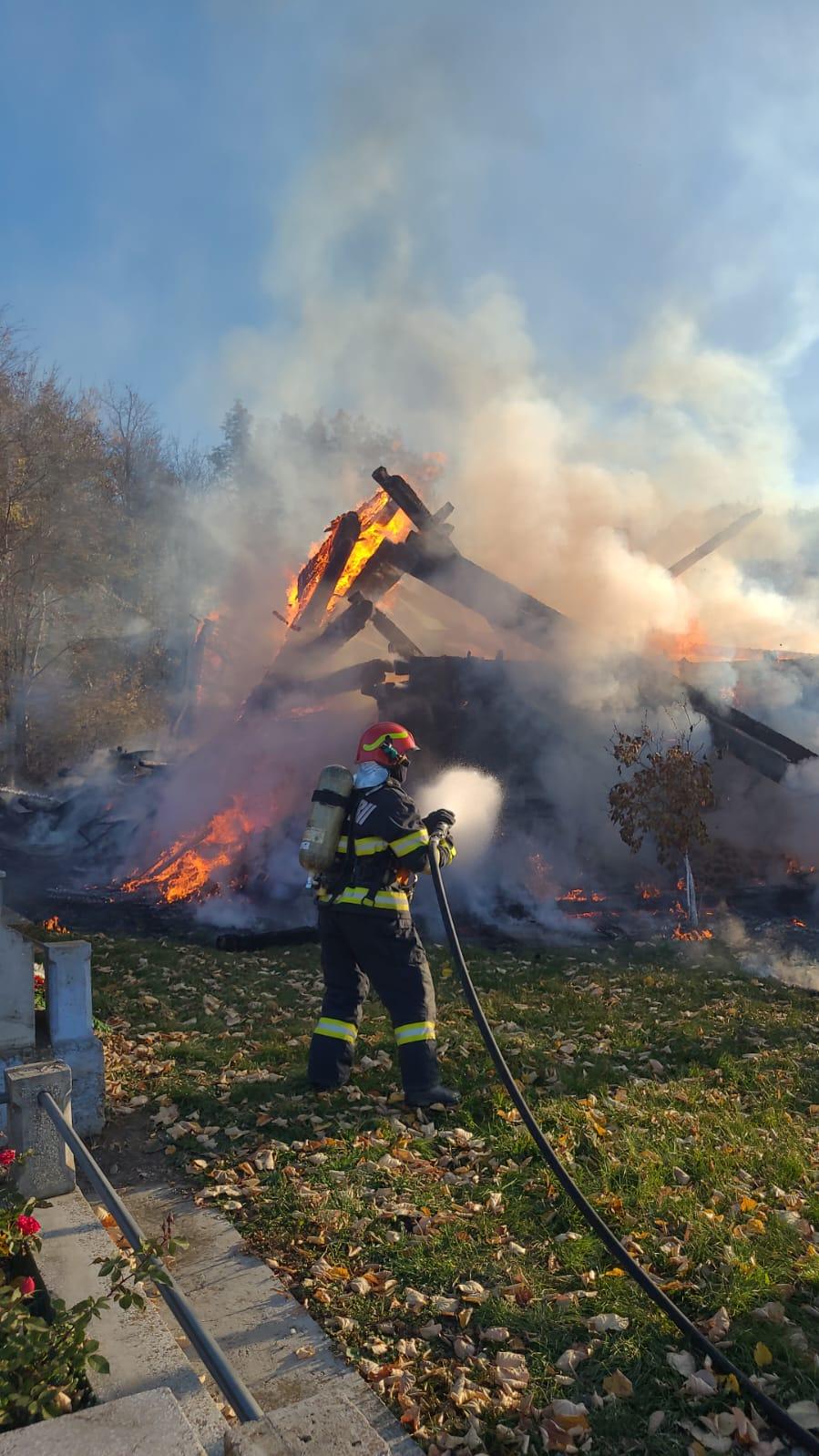 Incendiu de proporţii la o biserică veche de peste 200 de ani din Bacău 797139