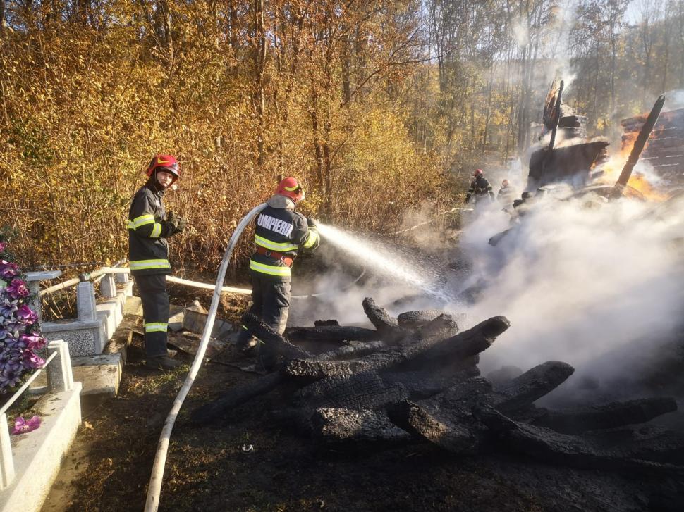 Incendiu de proporţii la o biserică veche de peste 200 de ani din Bacău 797140
