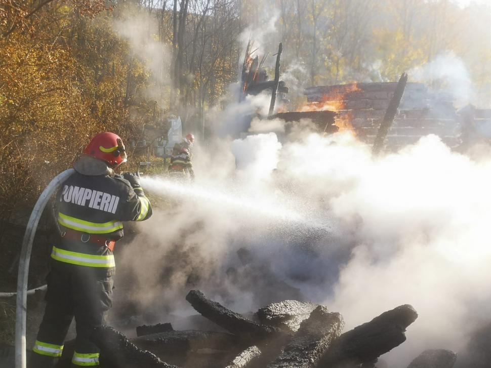 Incendiu de proporţii la o biserică veche de peste 200 de ani din Bacău 797141