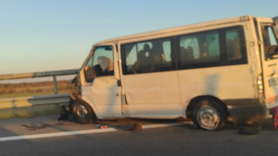 Accident pe A3, în Ilfov. Un microbuz cu 7 pasageri a fost implicat | Traficul rutier este blocat 
