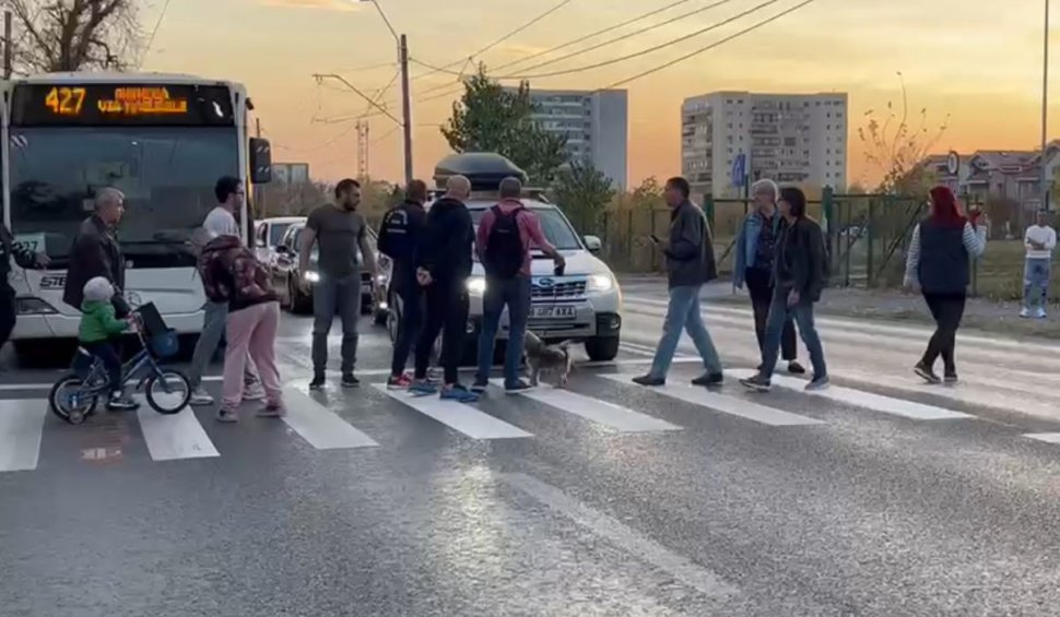 Un nou protest pe strada Antiaeriană din Bucureşti | Şoferii s-au luat la ceartă cu pietonii