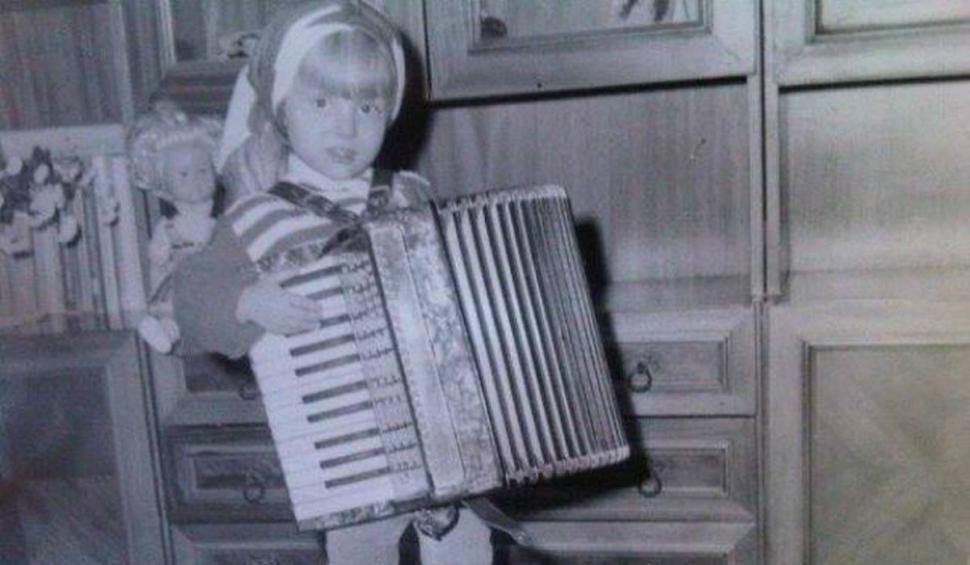 Recunoşti fetiţa? Azi are o voce de aur şi a ajuns una din cele mai importante femei din showbizul românesc 797280