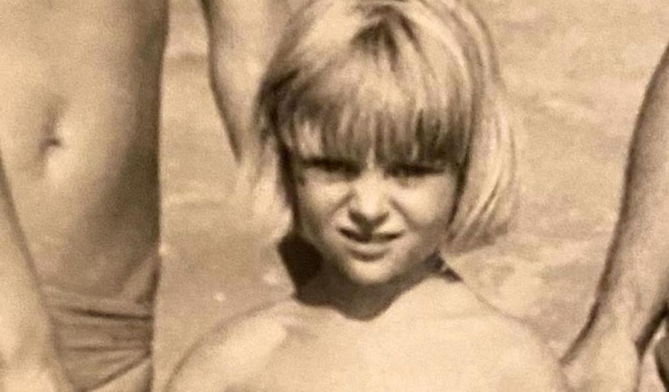 Recunoşti fetiţa? Azi are o voce de aur şi a ajuns una din cele mai importante femei din showbizul românesc 797282