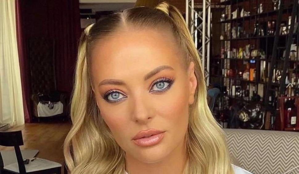 Recunoşti fetiţa? Azi are o voce de aur şi a ajuns una din cele mai importante femei din showbizul românesc 797288