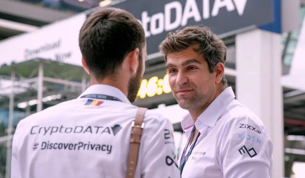 Cine e românul care participă la petrecerea miliardarilor, alături de Elon Musk, la castelul Bran 797246